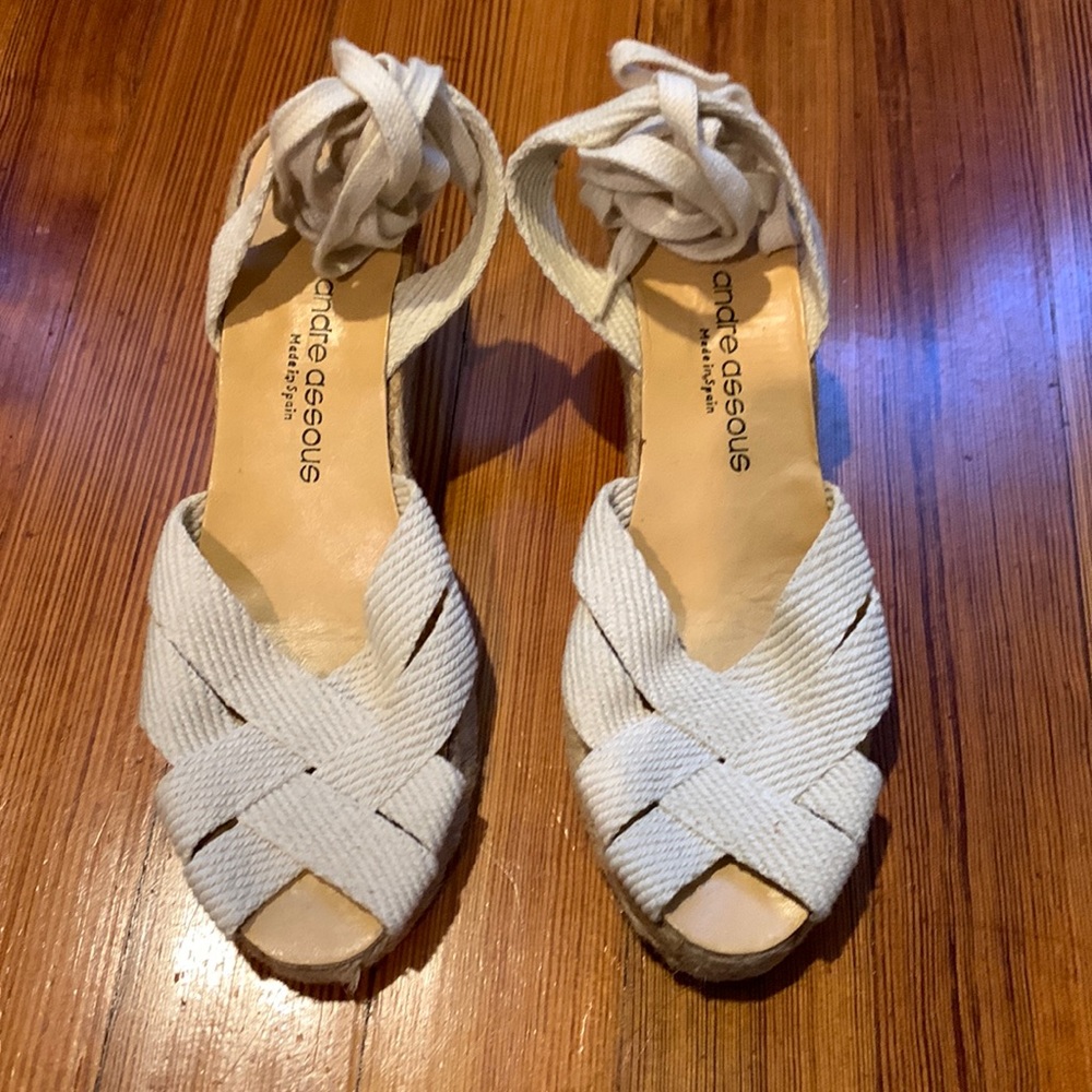 Tan espadrilles with small edge and string to lace up leg